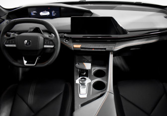 Подержанный автомобиль Changan UNI-V 2023 года (16 фото)