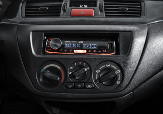 Подержанный автомобиль Mitsubishi Lancer Sedan 2005 года (15 фото)