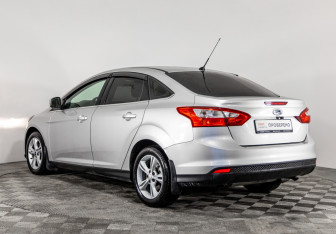 Подержанный автомобиль Toyota Corolla Sedan 2008 года (8 фото)