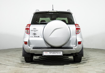 Подержанный автомобиль Toyota RAV4 2011 года (6 фото)