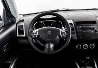 Подержанный автомобиль Peugeot 4007 2008 года (13 фото)