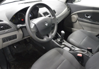Подержанный автомобиль Renault Fluence 2012 года (10 фото)