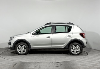 Подержанный автомобиль Renault Sandero 2018 года (8 фото)