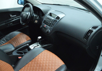 Подержанный автомобиль Kia Ceed Hatchback 2009 года (12 фото)