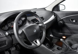 Подержанный автомобиль Renault Megane Hatchback 2010 года (9 фото)