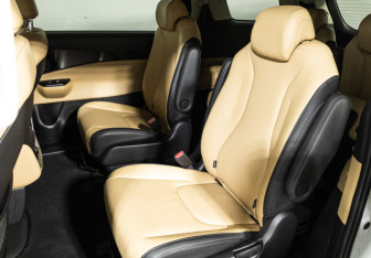 Подержанный автомобиль Kia Carnival 2021 года (10 фото)