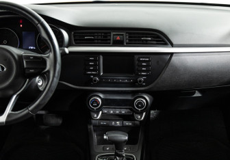 Подержанный автомобиль Kia Rio Sedan 2017 года (14 фото)