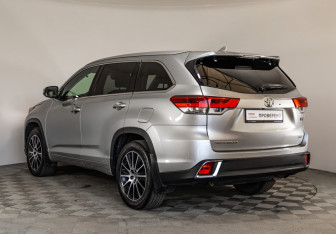 Подержанный автомобиль Toyota Highlander 2016 года (7 фото)