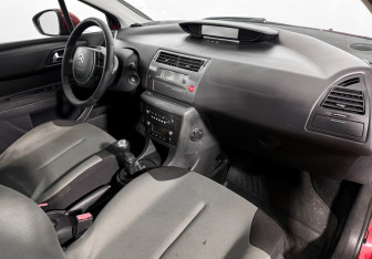 Подержанный автомобиль Citroen C4 Hatchback 2010 года (13 фото)