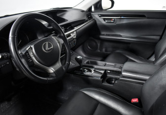 Подержанный автомобиль Lexus ES 2012 года (9 фото)