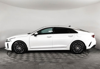 Подержанный автомобиль Kia K5 2022 года (10 фото)
