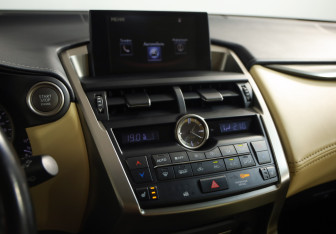 Подержанный автомобиль Lexus NX 2017 года (15 фото)