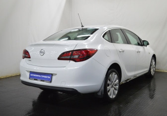 Подержанный автомобиль Opel Astra Sedan 2013 года (5 фото)