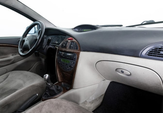 Подержанный автомобиль Citroen C5 Liftback 2001 года (9 фото)
