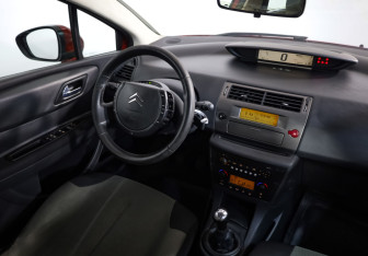 Подержанный автомобиль Citroen C4 Hatchback 2010 года (8 фото)