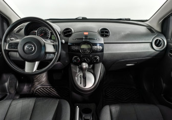 Подержанный автомобиль Mazda 2 Hatchback 2012 года (14 фото)