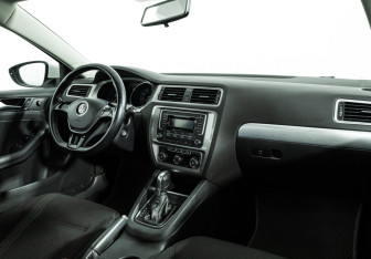 Подержанный автомобиль Volkswagen Jetta Sedan 2017 года (9 фото)