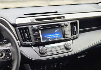 Подержанный автомобиль Toyota RAV4 2016 года (18 фото)