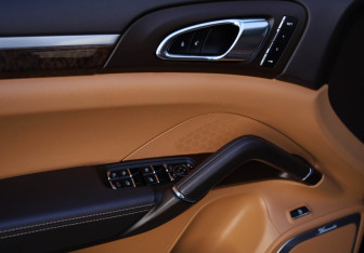 Подержанный автомобиль Porsche Cayenne 2015 года (18 фото)