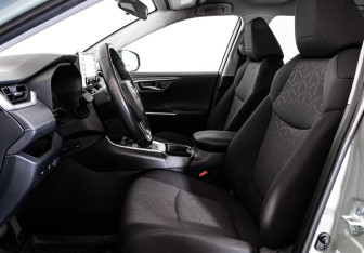 Подержанный автомобиль Toyota RAV4 2020 года (23 фото)