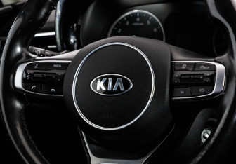 Подержанный автомобиль Kia K5 2021 года (14 фото)