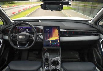 Подержанный автомобиль Geely Atlas 2024 года (11 фото)