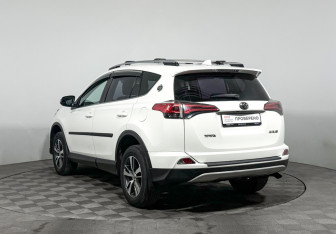 Подержанный автомобиль Toyota RAV4 2016 года (7 фото)