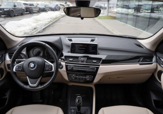 Подержанный автомобиль BMW X1 2021 года (10 фото)