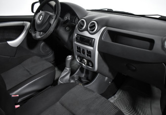 Подержанный автомобиль Renault Logan Sedan 2010 года (12 фото)