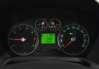 Подержанный автомобиль Ford Fiesta Hatchback 2007 года (19 фото)