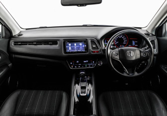 Подержанный автомобиль Honda Vezel 2014 года (10 фото)
