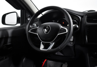 Подержанный автомобиль Renault Sandero 2019 года (14 фото)