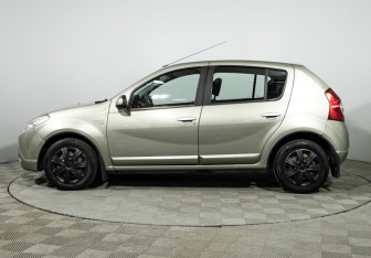 Подержанный автомобиль Renault Sandero 2013 года (8 фото)