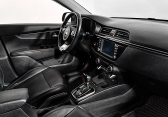 Подержанный автомобиль Kia Rio Hatchback 2018 года (13 фото)