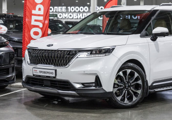 Подержанный автомобиль Kia Carnival 2020 года (2 фото)