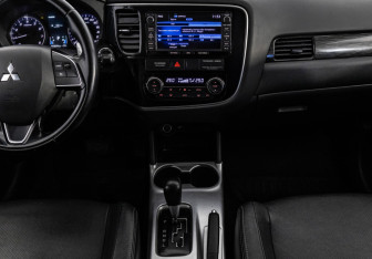 Подержанный автомобиль Mitsubishi Outlander 2015 года (13 фото)