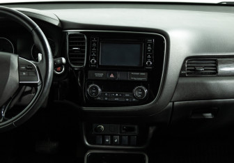 Подержанный автомобиль Mitsubishi Outlander 2017 года (14 фото)