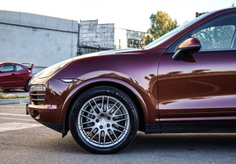 Подержанный автомобиль Porsche Cayenne 2012 года (11 фото)