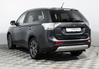 Подержанный автомобиль Mitsubishi Outlander 2014 года (7 фото)