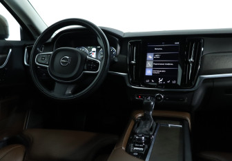 Подержанный автомобиль Volvo V90 Cross Country 2017 года (14 фото)
