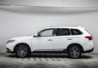 Подержанный автомобиль Mitsubishi Outlander 2017 года (8 фото)