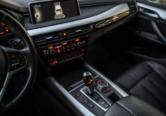 Подержанный автомобиль BMW X5 2015 года (23 фото)