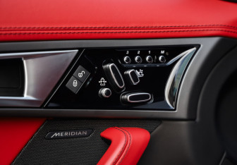 Подержанный автомобиль Jaguar F-Type Coupe 2016 года (35 фото)