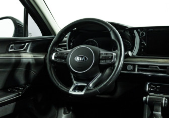 Подержанный автомобиль Kia K5 2020 года (15 фото)