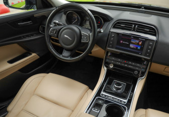 Подержанный автомобиль Jaguar XE 2017 года (10 фото)