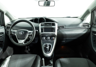 Подержанный автомобиль Toyota Verso 2013 года (13 фото)