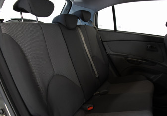 Подержанный автомобиль Kia Rio Hatchback 2010 года (15 фото)