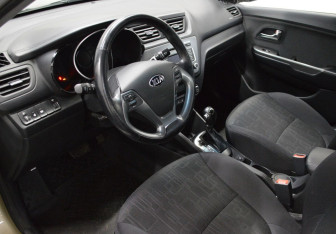 Подержанный автомобиль Kia Rio Sedan 2015 года (10 фото)