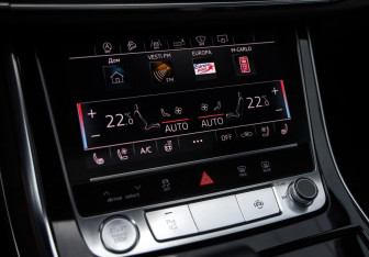 Подержанный автомобиль Audi Q8 2018 года (19 фото)