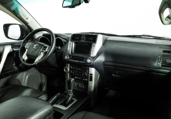 Подержанный автомобиль Toyota Land Cruiser Prado 2010 года (9 фото)